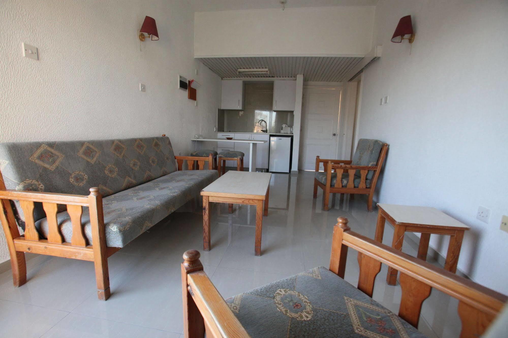 Sea Apartments Ларнака Екстериор снимка