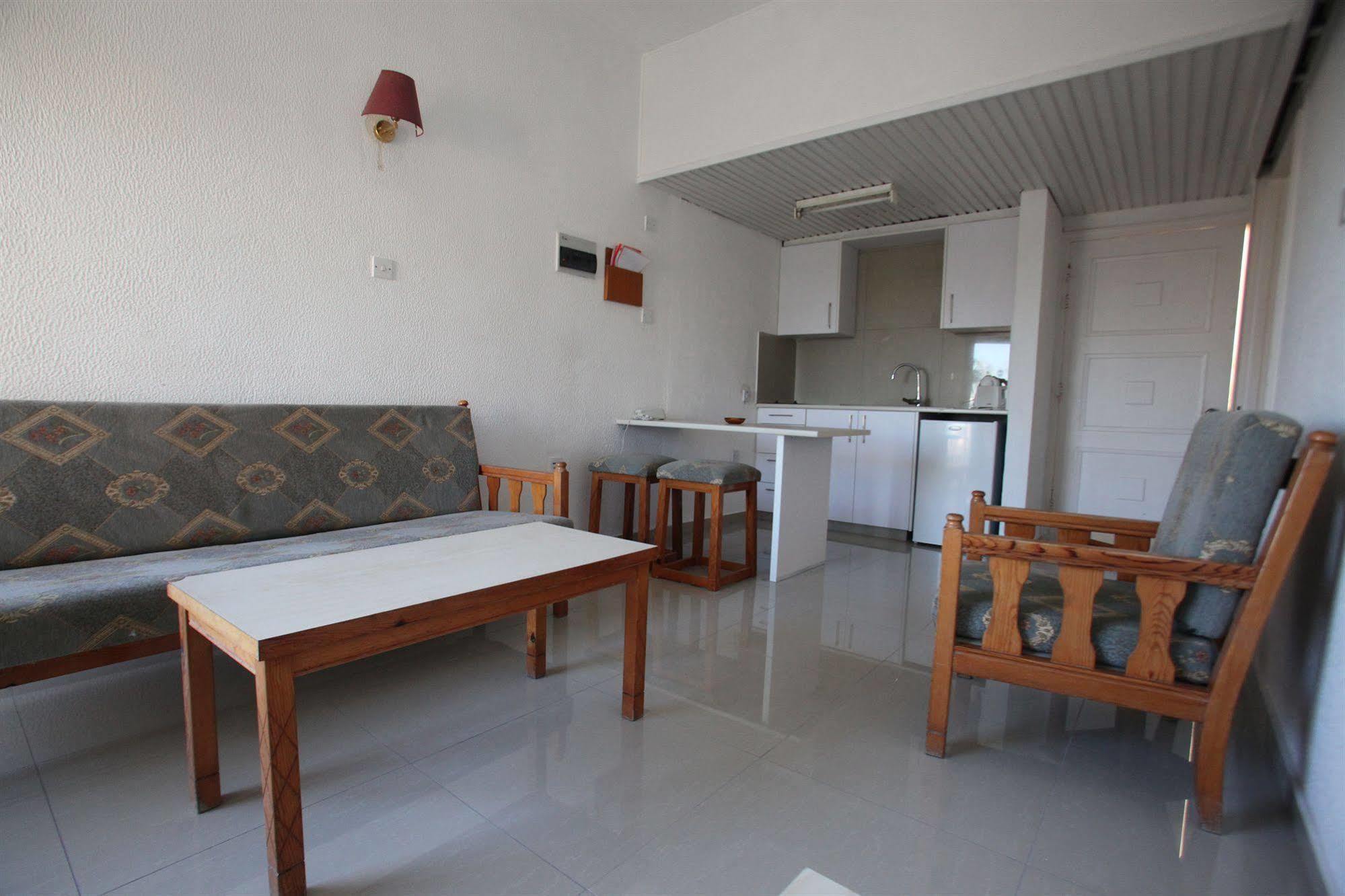 Sea Apartments Ларнака Екстериор снимка