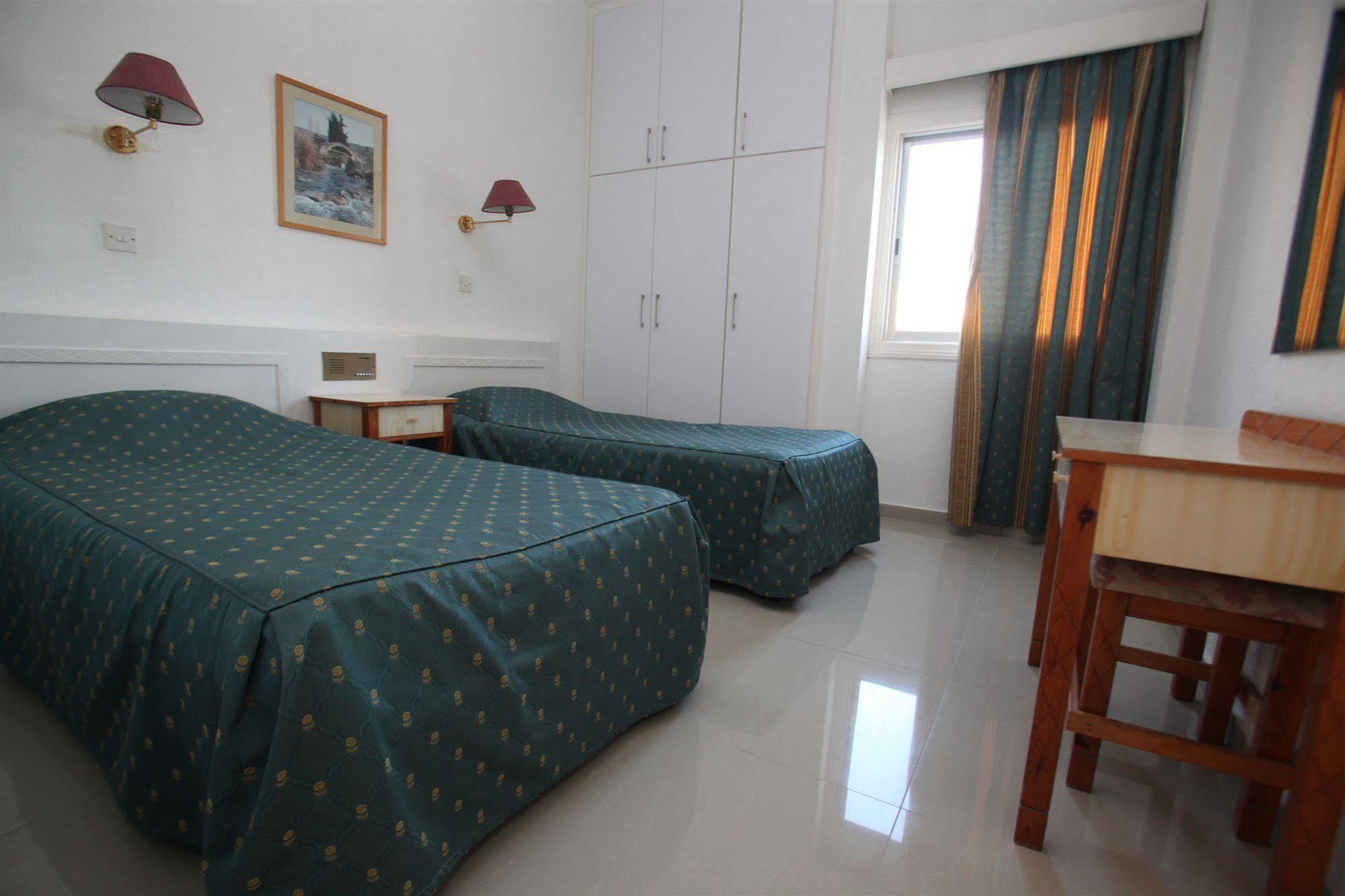 Sea Apartments Ларнака Екстериор снимка